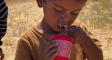 Yol kenarında limonata satarak dondurma parası biriktiren çocuklara sürpriz