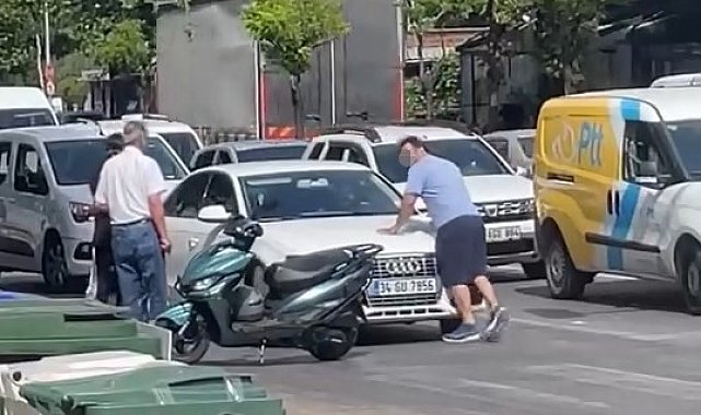 Yol verme tartışmasında aracın önünü kesti, sileceği kırıp cama yumruk attı