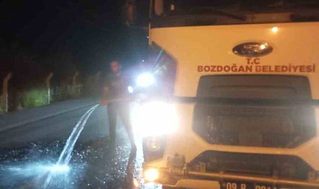Yola dökülen yağ, belediye ekiplerince temizlendi