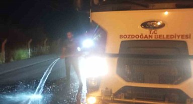 Yola dökülen yağ, belediye ekiplerince temizlendi