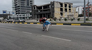 Yolcu dolu minibüsü durdurarak akan trafikte çaresizce bekleyen yavru kediyi kurtardı