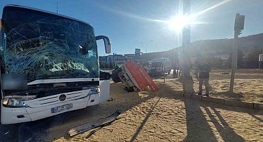 Yolcu otobüsü ile traktör çarpıştı: 3 yaralı