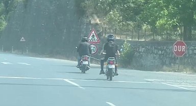 Yolda arızalanan motosiklet, başka bir motosikletliyle halata bağlanarak ilerledi