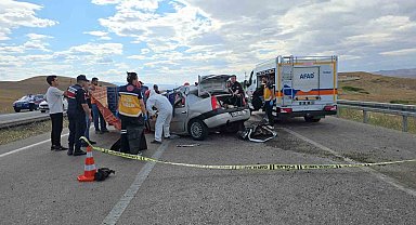 Yozgat'ta kamyonla otomobillin karıştığı kazada 3 kişi öldü 2 kişi yaralandı