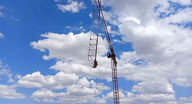 Yük zincirinden kopan çengel, inşaat işçisinin üzerine düştü