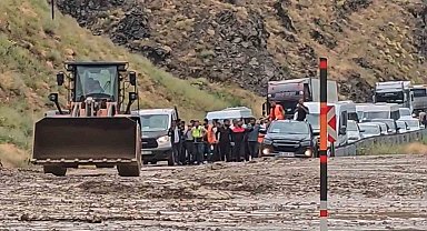Yüksekova-Van yolunda heyelan: Araçlar mahsur kaldı