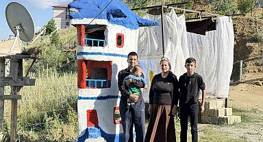 Yüksekova'da görenleri şaşırtan gemi ve yunus figürlü ev maketi