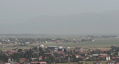 Yüksekova'nın dağları toz bulutu altında kaldı