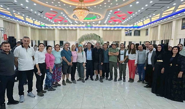 Yüksekova'yı gezen yerli turistler düğünde halay çekti