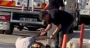 Yumrukların havada uçuştuğu kavgada motosikletli yerde tekmelendi