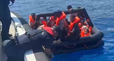 Yunanistan'ın geri ittiği can sallarındaki düzensiz göçmenler kurtarıldı