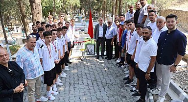 Yunusemre'nin U17'leri şampiyonluk kupasıyla Ferdi Zeyrek'in mezarına gitti