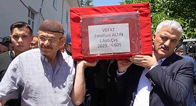 Yürek yakan veda: Oğlunun tabutunu omuzladı