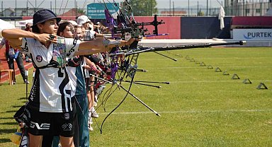 Yüzlerce okçu yay gerdi, hedefe ok attı