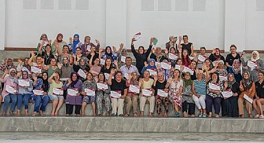 "Yüzme Bilmeyen Kalmasın" projesinde kadınlar sertifikalarını aldı