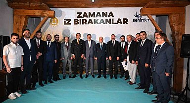 Zamana iz bırakanlara teşekkür ve plaket
