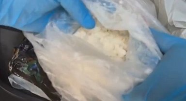 Zehir taciri aracındaki 1 kilo kokain ile yakalandı