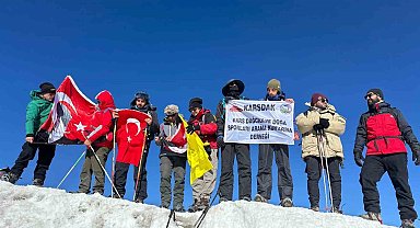 12 sporcu 30 Ağustos'ta Ağrı Dağı'nın zirvesine ulaştı