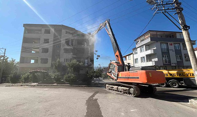 1999 depreminde ağır hasar gören binaya ilk kepçe vuruldu