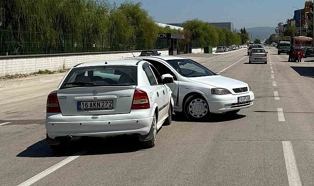 2 otomobil çarpıştı : 2 yaralı