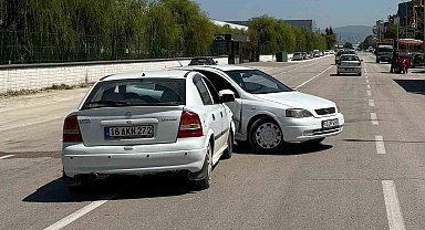 2 otomobil çarpıştı : 2 yaralı