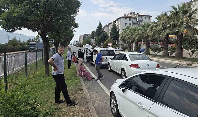 3 otomobil bir birine girdi, 1 bebek ve çocuk yaralandı