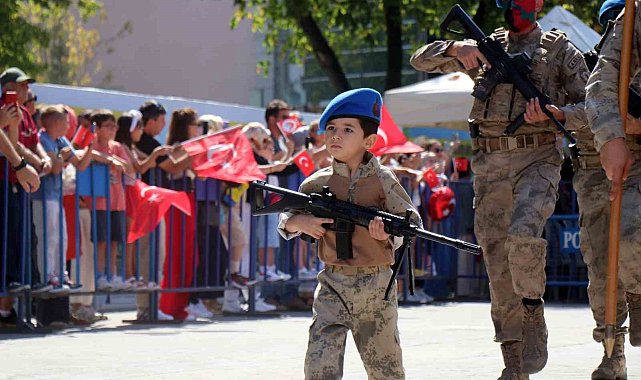 30 Ağustos kutlamalarına minik komando damga vurdu
