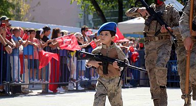 30 Ağustos kutlamalarına minik komando damga vurdu