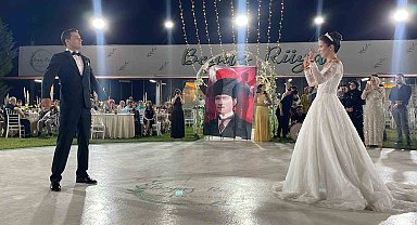 30 Ağustos'ta damat ve gelinden zeybek gösterisi