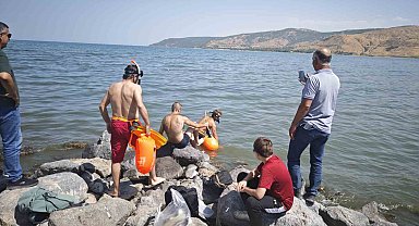 30 Ağustos'ta Van Gölü'nde 6 kilometre yüzdüler