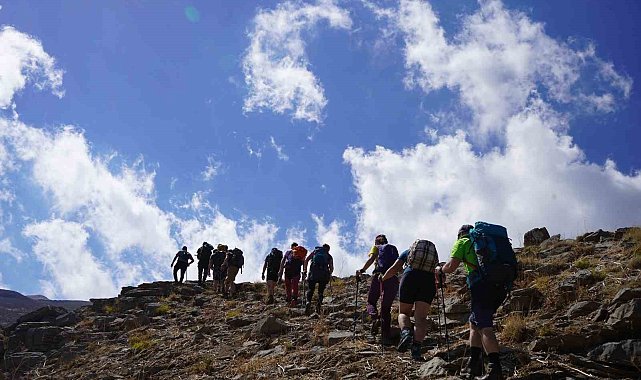 34 dağcı Yüksekova Sat Gölleri'nde doğa yürüyüşü gerçekleştirdi