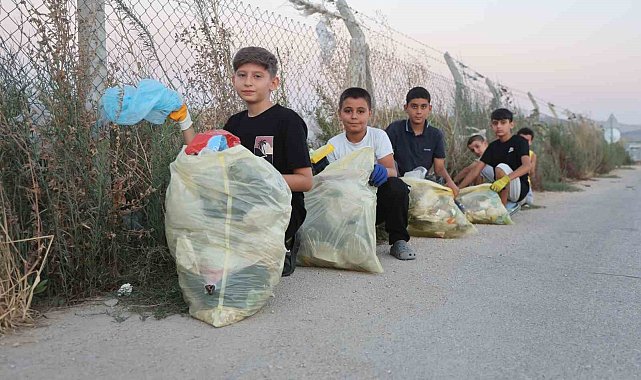 'Ben başladım sıra sende' sloganıyla çöp toplama hareketini başlatan Miraç, her gün arkadaşlarıyla birlikte temiz çevre için çöp topluyor
