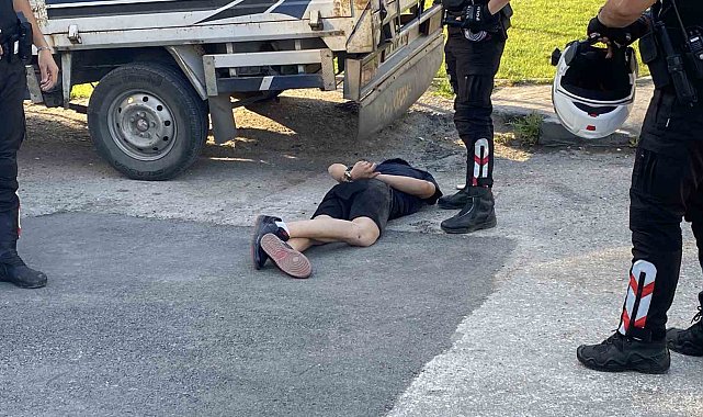 'Dur' ihtarına uymayan sürücü polisten kaçarken camdan hassas terazi attı