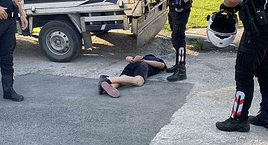 'Dur' ihtarına uymayan sürücü polisten kaçarken camdan hassas terazi attı