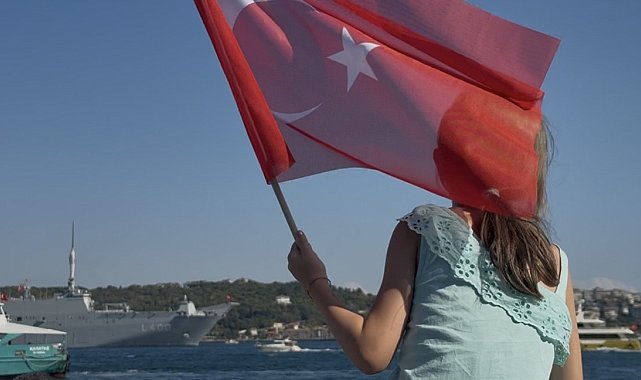 'TEKNOFEST Mavi Vatan'da 9 geminin Boğaz'dan geçişine vatandaşlardan yoğun ilgi