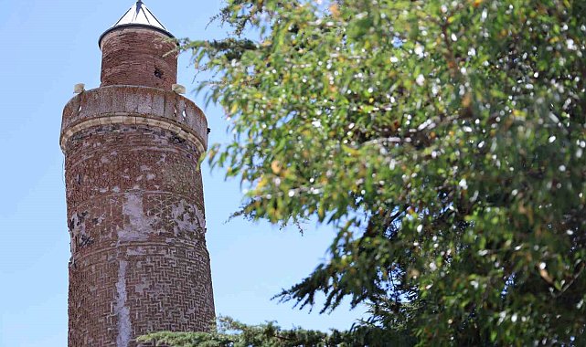 4 bin yıllık Harput'a gelenler, Pisa'dan daha eğri minareyi görünce şaşırıyor