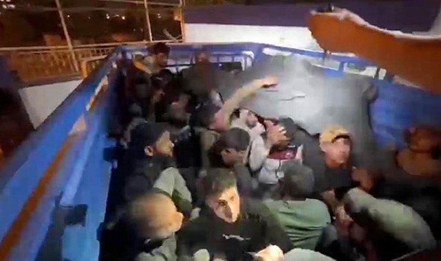 42 göçmen üzeri fileyle kapatılan kamyonet kasasında yakalandı