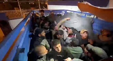 42 göçmen üzeri fileyle kapatılan kamyonet kasasında yakalandı