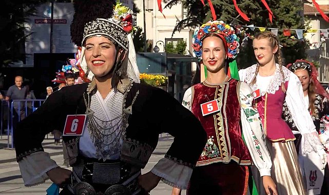 6 farklı ülkeden gelen genç kadınlar sarımsak festivalinin en güzeli seçilebilmek için yarıştı