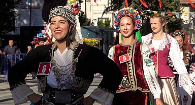 6 farklı ülkeden gelen genç kadınlar sarımsak festivalinin en güzeli seçilebilmek için yarıştı