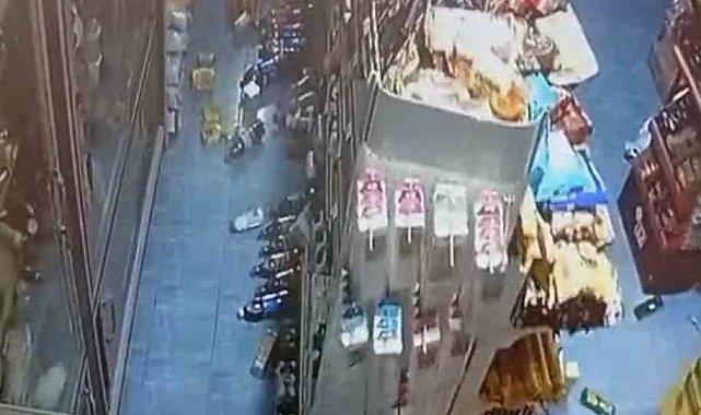 6.1'lik deprem marketi darmadağın etti
