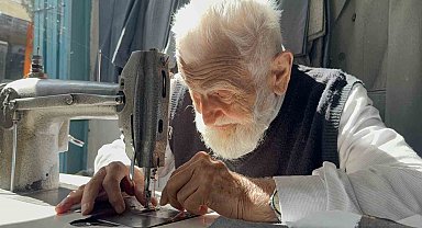 75 yıllık terzi gözlüksüz dikiş yapıyor
