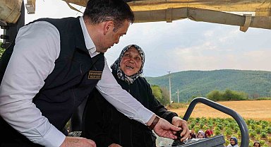 76 yaşında ilk kez vali gördü Fevziye teyzenin heyecanı gülümsetti
