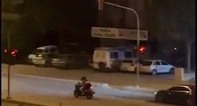 Abartılı egzozlu motosiklet trafikten men edilirken, sürücüye 11 bin lira ceza kesildi