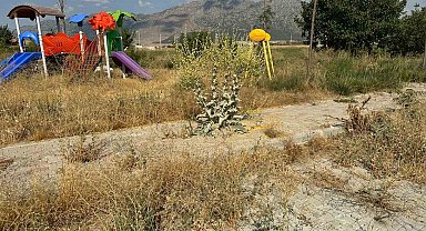Acıpayam'da park ve çocuk oyun alanları çürümeye terk edildi