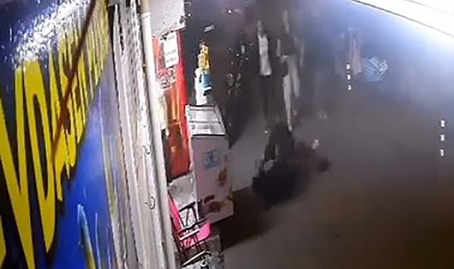 Adamların kavgasına kadın da tekme ile karıştı