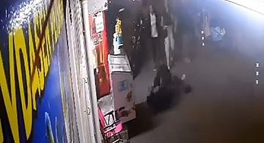 Adamların kavgasına kadın da tekme ile karıştı
