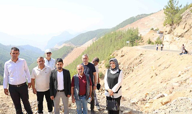 Adana'da 5 kişinin öldüğü yolda, muhtarlar nöbet tutan ailelere destek verdi