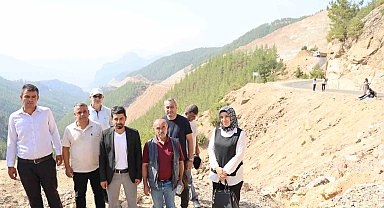 Adana'da 5 kişinin öldüğü yolda, muhtarlar nöbet tutan ailelere destek verdi