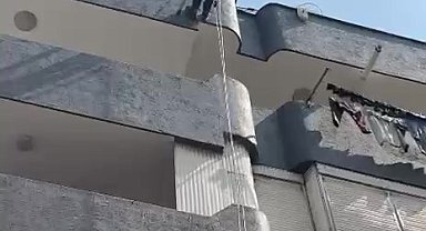 Adana'da balkon filesine sıkışan güvercin kurtarıldı